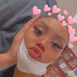 Meet your Posher, Launie